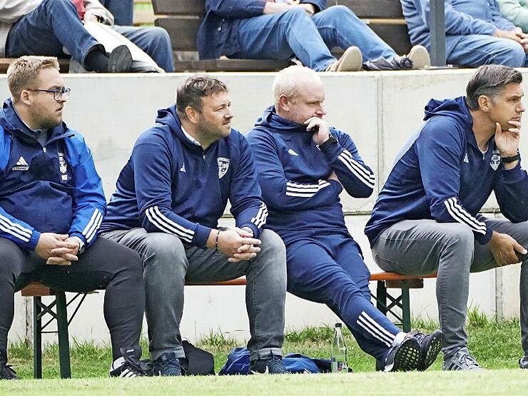 Die beiden Trainer Achim Engel, Marcel Pavel, Sportlicher Leiter Christian Holzmann und Team-Betreuer Niklas Fleischmann (von rechts) beobachten das Spiel ihrer Mannschaft TSV Mönchröden.