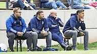 Die beiden Trainer Achim Engel, Marcel Pavel, Sportlicher Leiter Christian Holzmann und Team-Betreuer Niklas Fleischmann (von rechts) beobachten das Spiel ihrer Mannschaft TSV Mönchröden.