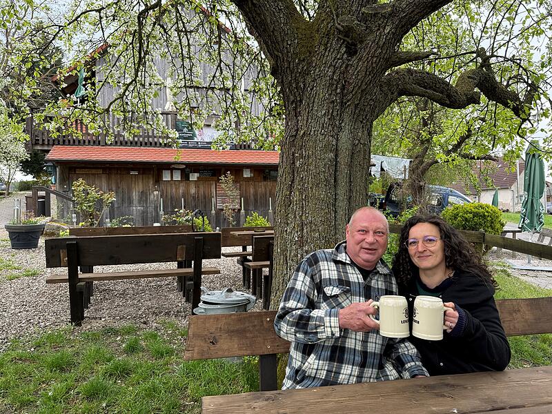 Laura und Boris B&ouml;hmer genie&szlig;en ihren Feierabend am liebsten in ihrem Rosenkeller &ndash; auf ihrem Lieblingsplatz unter dem alten Birnbaum.