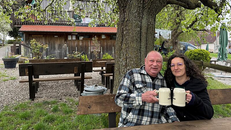 Laura und Boris B&ouml;hmer genie&szlig;en ihren Feierabend am liebsten in ihrem Rosenkeller &ndash; auf ihrem Lieblingsplatz unter dem alten Birnbaum.
