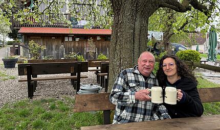 Laura und Boris B&ouml;hmer genie&szlig;en ihren Feierabend am liebsten in ihrem Rosenkeller &ndash; auf ihrem Lieblingsplatz unter dem alten Birnbaum.