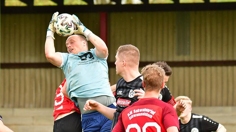 Mit vollem Einsatz schnappt sich der Lichtenfelser Torwart Niklas Weise nach einem Eckball den Ball. Mit vollem Einsatz schnappt sich der Lichtenfelser Torwart Niklas Weise nach einem Eckball den Ball.