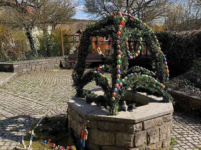 Osterbrunnen Rottershausen: von den Seniorinnen des Obst- und Gartenbauvereins Rottershausen geschmückt