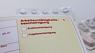 Arbeitsunfähigkeitsbescheinigung Nun ab dem ersten Tag verpflichtend: Der klassische „gelbe Schein“.