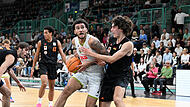 Collin Metcalf (am Ball) und Bayreuther Zweitliga-Basketballer  hoffen gegen die Artland Dragons auf den ersten Sieg in dieser Saison.