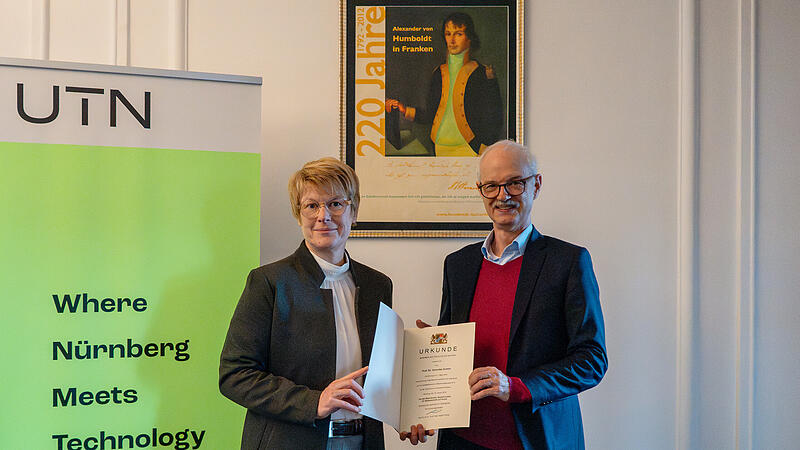 Professorin Veronika Grimm wechselt von Erlangen nach Nürnberg. Nun hat sie ihre Ernennungsurkunde erhalten.