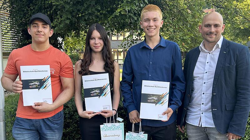 Lehrer Alexander Kociper (rechts) mit den drei Besten der 9. Klasse (weiter von links): Tymofii Oborotov, Aleksandra Federenko und Gheorghe Rusen