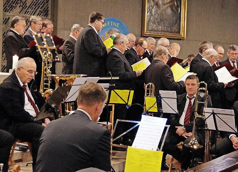 Der M&auml;nnergesangverein &bdquo;C&auml;cilia&ldquo; Friesen unter Leitung von Theo Wich.