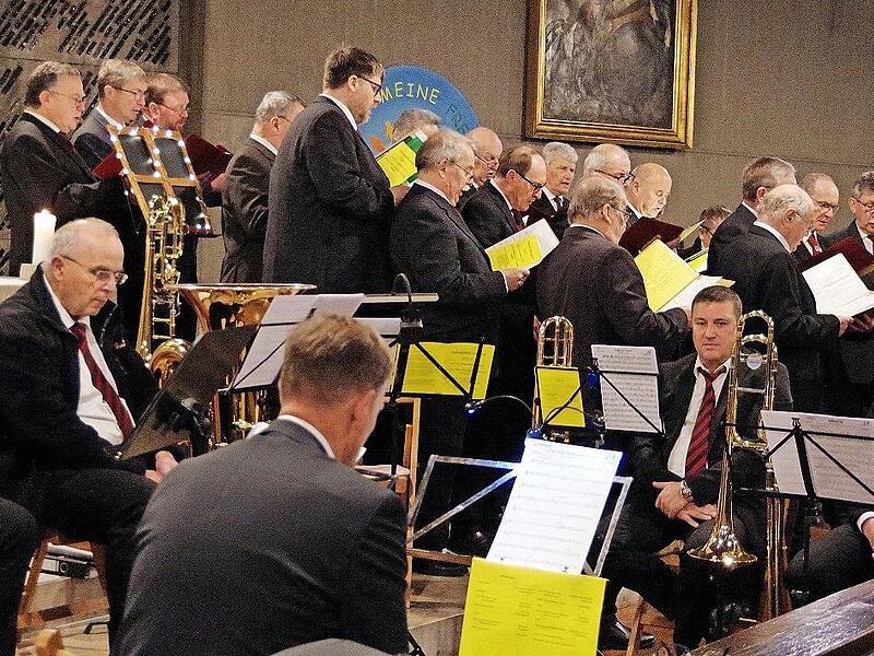 Der M&auml;nnergesangverein &bdquo;C&auml;cilia&ldquo; Friesen unter Leitung von Theo Wich.