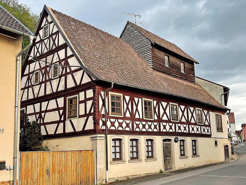 Blick auf die &bdquo;Alte M&uuml;hle&ldquo; aus dem Jahre 1354, f&uuml;r die erst noch ein Konzept f&uuml;r die Erneuerung erarbeitet werden muss.