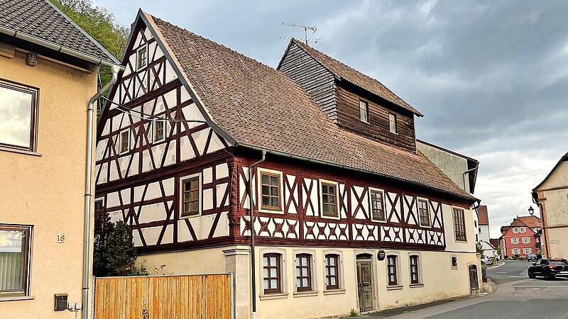 Blick auf die &bdquo;Alte M&uuml;hle&ldquo; aus dem Jahre 1354, f&uuml;r die erst noch ein Konzept f&uuml;r die Erneuerung erarbeitet werden muss.