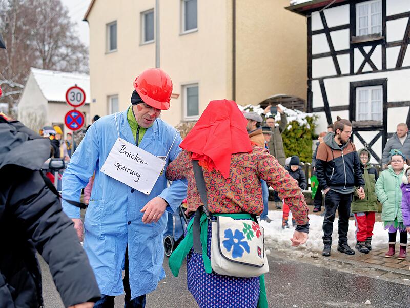 Trotz Schneefall herrschte beim Kinderfaschingsumzug in Ro&szlig;dorf eine super Stimmung.