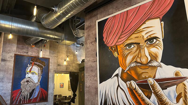 Große Gemälde zieren die Wände in der ehemaligen „Heimatliebe“ in Coburg. Jetzt eröffnet dort das indische Restaurant Andaaz.