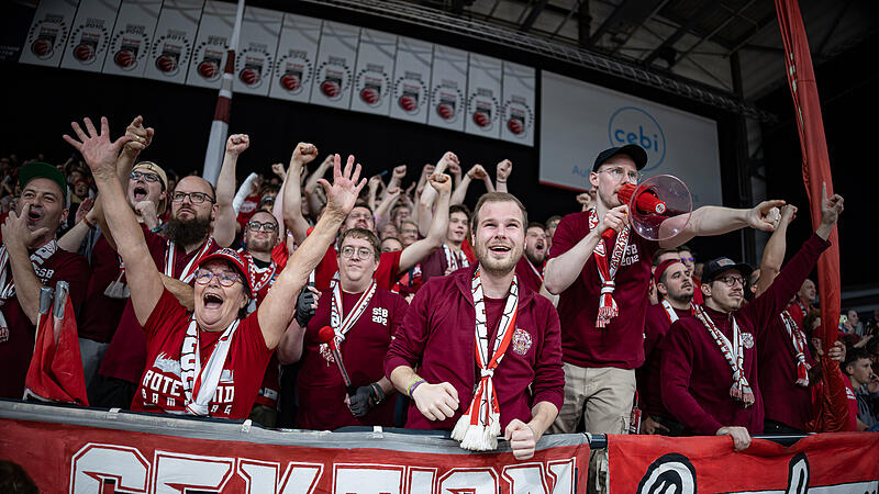 Die 5700 Zuschauer, hier die Fangruppierung Sektion S&uuml;dblock, haben die Brose-Arena am Sonntagnachmittag zum Kochen gebracht. Wie bewerten Fans die neue Mannschaft?