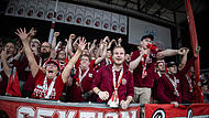 Die 5700 Zuschauer, hier die Fangruppierung Sektion Südblock, haben die Brose-Arena am Sonntagnachmittag zum Kochen gebracht. Wie bewerten Fans die neue Mannschaft?