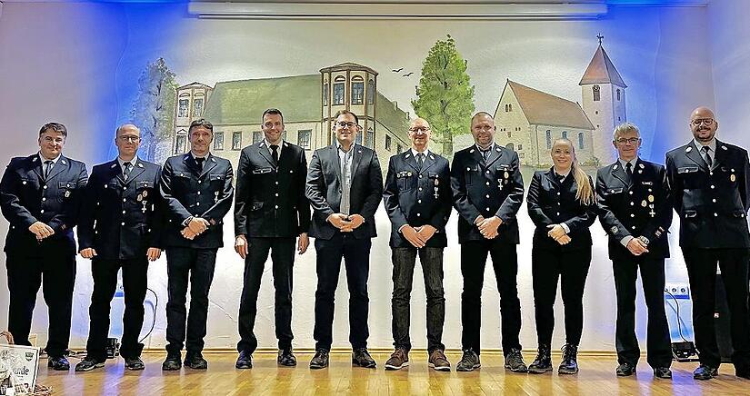 Von links: 1. Vorsitzender Georgios Glykos, 2. Vorsitzender Matthias Adrio, Kassier Michael Jung, Kreisbrandrat Markus Ullrich, Bürgermeister Florian Atzmüller, Rainer Hähnlein, Steffen Biemüller, Schriftführerin Melanie Ulbrich, 1. Kommandant Hol... Von links: 1. Vorsitzender Georgios Glykos, 2. Vorsitzender Matthias Adrio, Kassier Michael Jung, Kreisbrandrat Markus Ullrich, Bürgermeister Florian Atzmüller, Rainer Hähnlein, Steffen Biemüller, Schriftführerin Melanie Ulbrich, 1. Kommandant Hol...