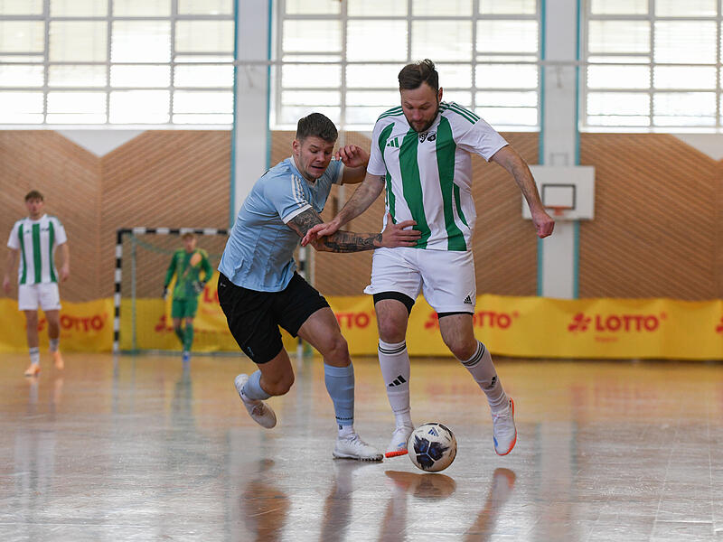 Die SG Hofheim/Go&szlig;mannsdorf (gr&uuml;n-wei&szlig;e Trikots, hier bei der Hallenkreismeisterschaft in Trossenfurt) schlug sich in Rimpar bei der "Unterfr&auml;nkischen" achtbar aus der Aff&auml;re.