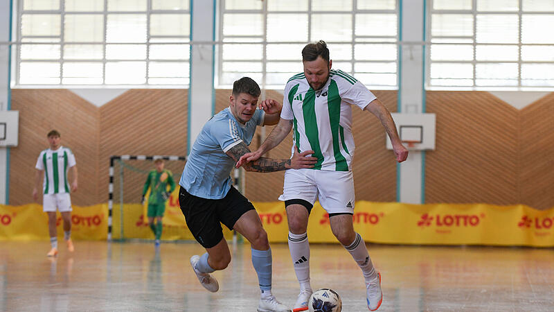 Die SG Hofheim/Go&szlig;mannsdorf (gr&uuml;n-wei&szlig;e Trikots, hier bei der Hallenkreismeisterschaft in Trossenfurt) schlug sich in Rimpar bei der "Unterfr&auml;nkischen" achtbar aus der Aff&auml;re.
