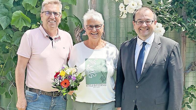 Bürgermeister Thomas Söder gratulierte dem Ehepaar Hans-Jürgen und Rosalinde Wich zur Goldenen Hochzeit. Bürgermeister Thomas Söder gratulierte dem Ehepaar Hans-Jürgen und Rosalinde Wich zur Goldenen Hochzeit.
