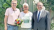 B&uuml;rgermeister Thomas S&ouml;der gratulierte dem Ehepaar Hans-J&uuml;rgen und Rosalinde Wich zur Goldenen Hochzeit.