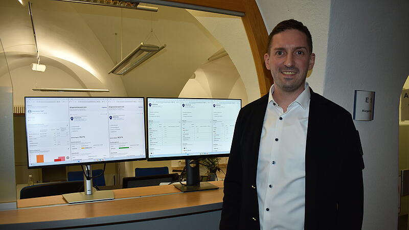 Bgm Kunzmann in der VG mit den Wahlergebnissen am Bildschirm, f&uuml;r die B&uuml;rger, die das mitverfolgen wollten.