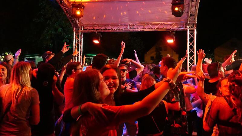 Mallorca-Party und Blasmusik-Open-Air in Hofstetten DJ Peter heizt den tanzfreudigen Partypeople ein.