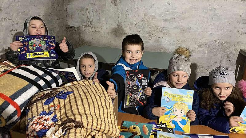 Kinder im Keller der Schule von Vladifka freuen sich &uuml;ber Decken und Malsachen, die der Neustadter Verein beschafft hat.