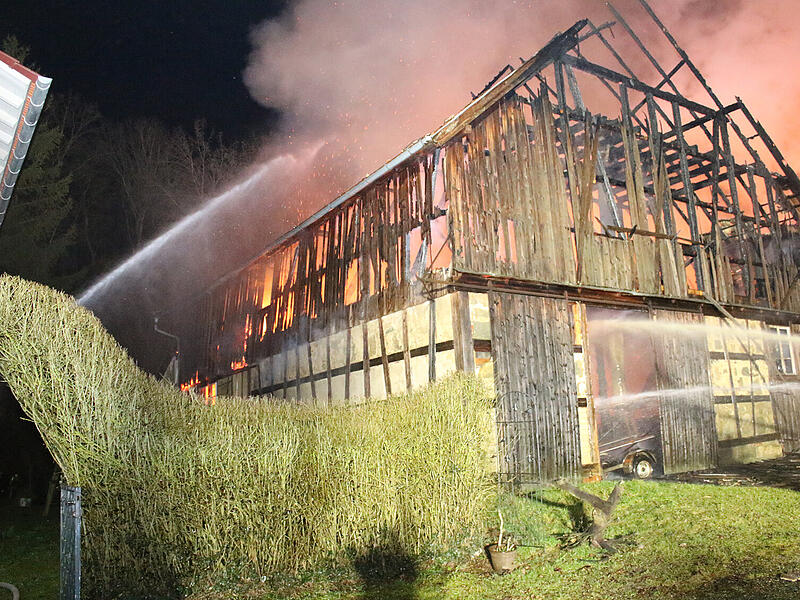 In Wohlbach (Ahorn) brannte in der Nacht ein Wohnanwesen nieder. Auch ein Nachbargeb&auml;ude war betroffen. Ein weiteres &Uuml;bergreifen der Flammen wurde verhindert.
