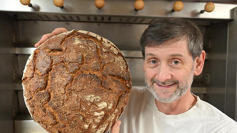Mangel an Personal, gestiegene Kosten, Nachwuchssorgen: Der Innungs-Obermeister Alfred Seel exklusiv mit dem FT über seinen schönen Beruf, die großen Sorgen und ob sich die Menschen künftig noch ihre Brötchen leisten können.Forchheim & Fränkische Schweiz Mangel an Personal, gestiegene Kosten, Nachwuchssorgen: Der Innungs-Obermeister Alfred Seel exklusiv mit dem FT über seinen schönen Beruf, die großen Sorgen und ob sich die Menschen künftig noch ihre Brötchen leisten können.Forchheim & Fränkische Schweiz