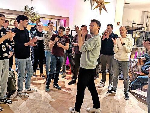 Hochstimmung beim traditionellen &bdquo;Treffen&ldquo; der &bdquo;Haferk&ouml;rner&ldquo; mit dem H&ouml;hepunkt Gesangseinlage der &bdquo;Haferkorn&ldquo;-Sieger &bdquo;Lieblings-Liebige&ldquo;.