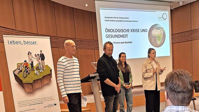 Vortrag über Klimawandel und Gesundheit mit (von links) Johannes Kiep (AOK), Prof. Dr. med. Christian Klug, Johanna Waibl und Leonie Hassenjürgen (Landratsamt Bad Kissingen).