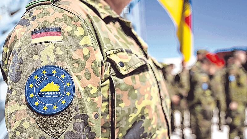 Ein Offizier mit dem „Eufor“-Zeichen steht vor einer deutschen Flagge im Camp Butmir. Ein Offizier mit dem „Eufor“-Zeichen steht vor einer deutschen Flagge im Camp Butmir.