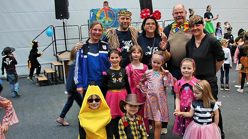 Bei der Spendenübergabe beim TSV-Kinderfaschings: Stefanie Schmitt, Manfred Back, Birgit Deller, Peter Deller und Steffi Vogel (hinten von links). Bei der Spendenübergabe beim TSV-Kinderfaschings: Stefanie Schmitt, Manfred Back, Birgit Deller, Peter Deller und Steffi Vogel (hinten von links).