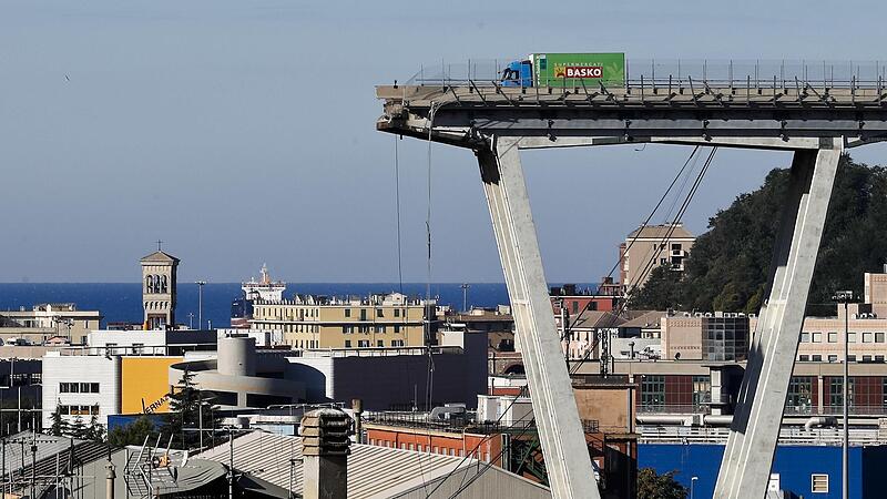 Die Reste der Morandi-Brücke wurden gesprengt. An ihrer Stelle steht nun die San-Giorgio-Brücke (Bild oben).