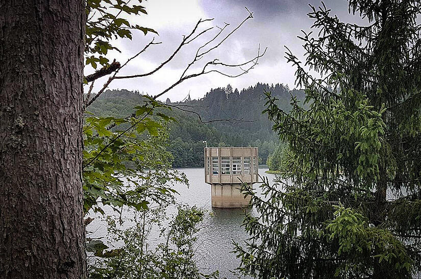 Die Ködeltalsperre mit Blick auf den Wasserentnahmeturm.