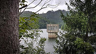 Die Ködeltalsperre mit Blick auf den Wasserentnahmeturm.