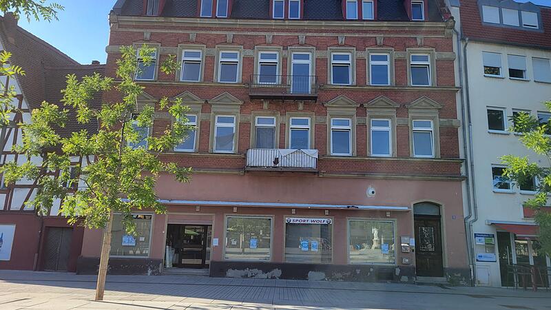 Seit 2019 steht dieser Teil des ehemaligen Sport Wolf bereits leer. Nun soll hier ein neues Asia-Restaurant einziehen.
