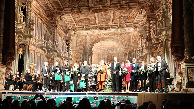Gruppenfoto zum Abschluss: Alles, was Rang und Namen hatte, kam zum Unigeburtstag nach Bayreuth.