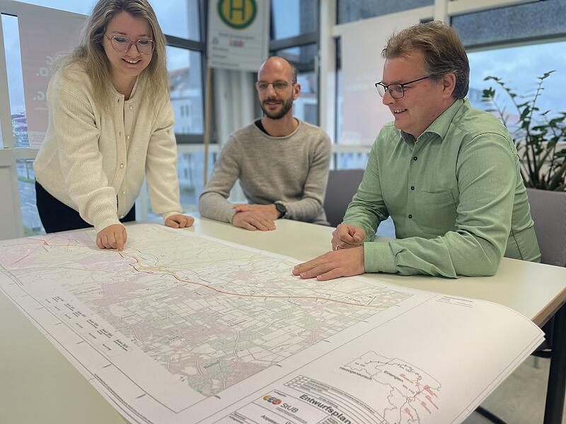 Mandy Gutzeit (Geschäftsleiterin), Patrick Hankele (stellvertretendertechnischer Leiter) und Daniel Große-Verspohl (Kaufmännischer Leiter, von links) sind beim Zweckverband der Stadt-Umland-Bahn maßgeblich dafür verantwortlich, Deutschlands größtes Straßenbahnprojekt auf den Weg zu bringen.