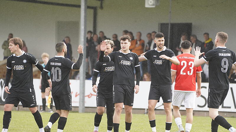 Florin Balan und Florian Seiler klatschen sich ab. Seiler steuerte zwei Tore zum 3:1-Sieg seines SC Sylvia Ebersdorf gegen den FC Strullendorf bei.