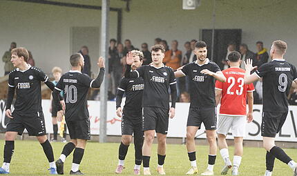 Florin Balan und Florian Seiler klatschen sich ab. Seiler steuerte zwei Tore zum 3:1-Sieg seines SC Sylvia Ebersdorf gegen den FC Strullendorf bei.
