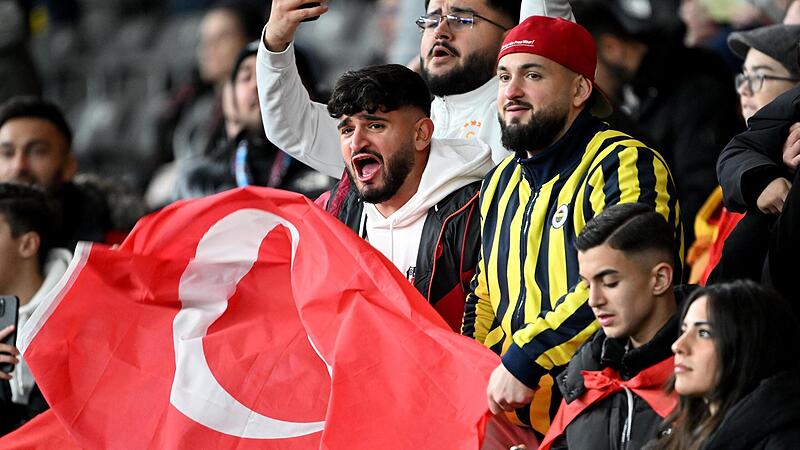 Die Fans der T&uuml;rkei waren im Berliner Olympiastadion in der &Uuml;berzahl.