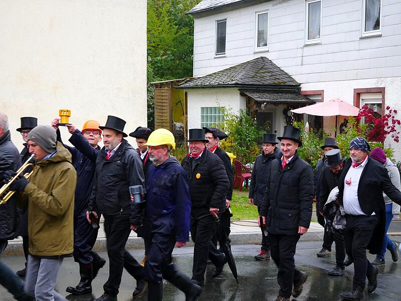 Zug zum Gasthaus Hildner – vorneweg die Musik, dahinter die Akteure und das Kirchweihmontagskomitee.