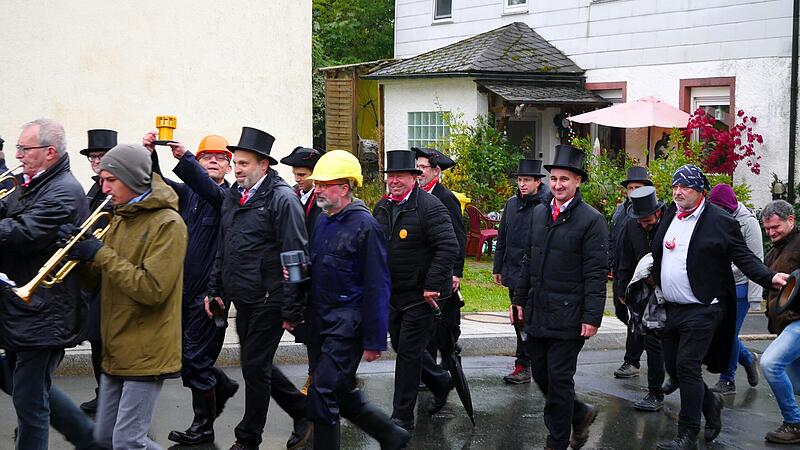Zug zum Gasthaus Hildner – vorneweg die Musik, dahinter die Akteure und das Kirchweihmontagskomitee.