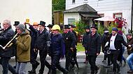 Zug zum Gasthaus Hildner – vorneweg die Musik, dahinter die Akteure und das Kirchweihmontagskomitee.