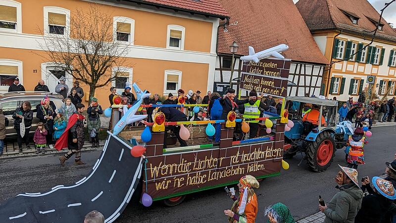 Nichts h&auml;lt sie am Boden: der n&auml;rrische Flughafen von Geisfeld