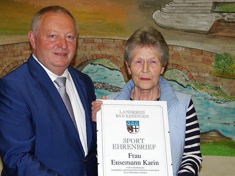 Karin Eusemann hat den Sportehrenbrief f&uuml;r langj&auml;hrige au&szlig;erordentliche Verdienste um den Sport vom Landrat erhalten.