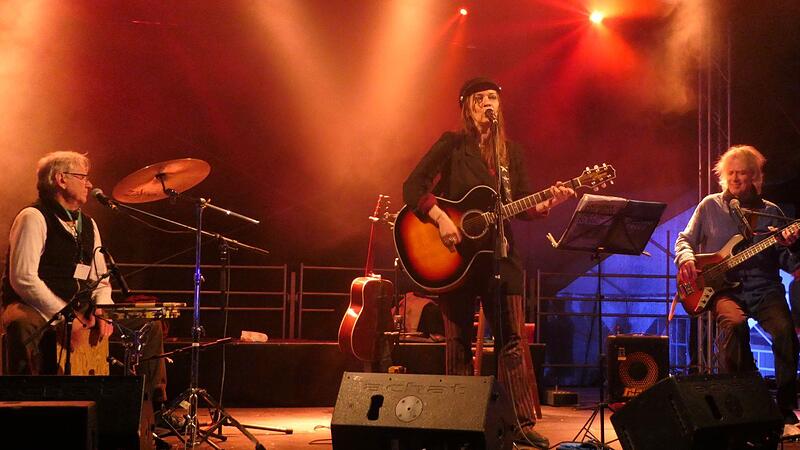Kai und Funky von &bdquo;Ton Steine Scherben feat. Birte Volta&ldquo; pr&auml;sentierten beim Rambazamba-Festival in Untermerzbach  die Songs der Rockband von fr&uuml;her.