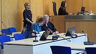 Wegen schweren sexuellen Missbrauchs an einer Minderjährigen muss sich ein 55-jähriger Mann vor dem Landgericht Coburg verantworten. Er gab zu, vor fünf und drei Jahren die damals 12-Jährige mehrfach unsittlich berührt zu haben. Der frühere Freund der Mutter belästigte die junge Frau über mehrere Jahre hinweg