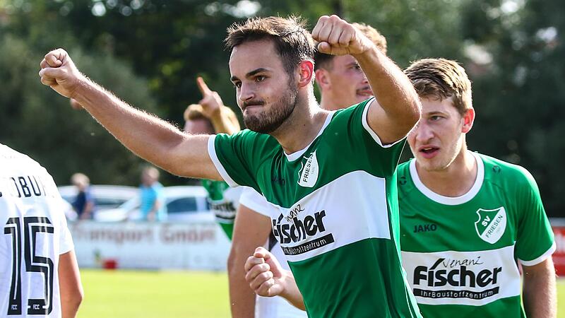 Lukas Trukenbrod jubelt, weil er bei einer Friesener Ecke richtig stand und den Ausgleichstreffer gegen den FC Coburg II erzielte.  F&uuml;r Frederic Martin, den Trainer des SV Friesen, ist Trukenbrod eine gro&szlig;e St&uuml;tze.